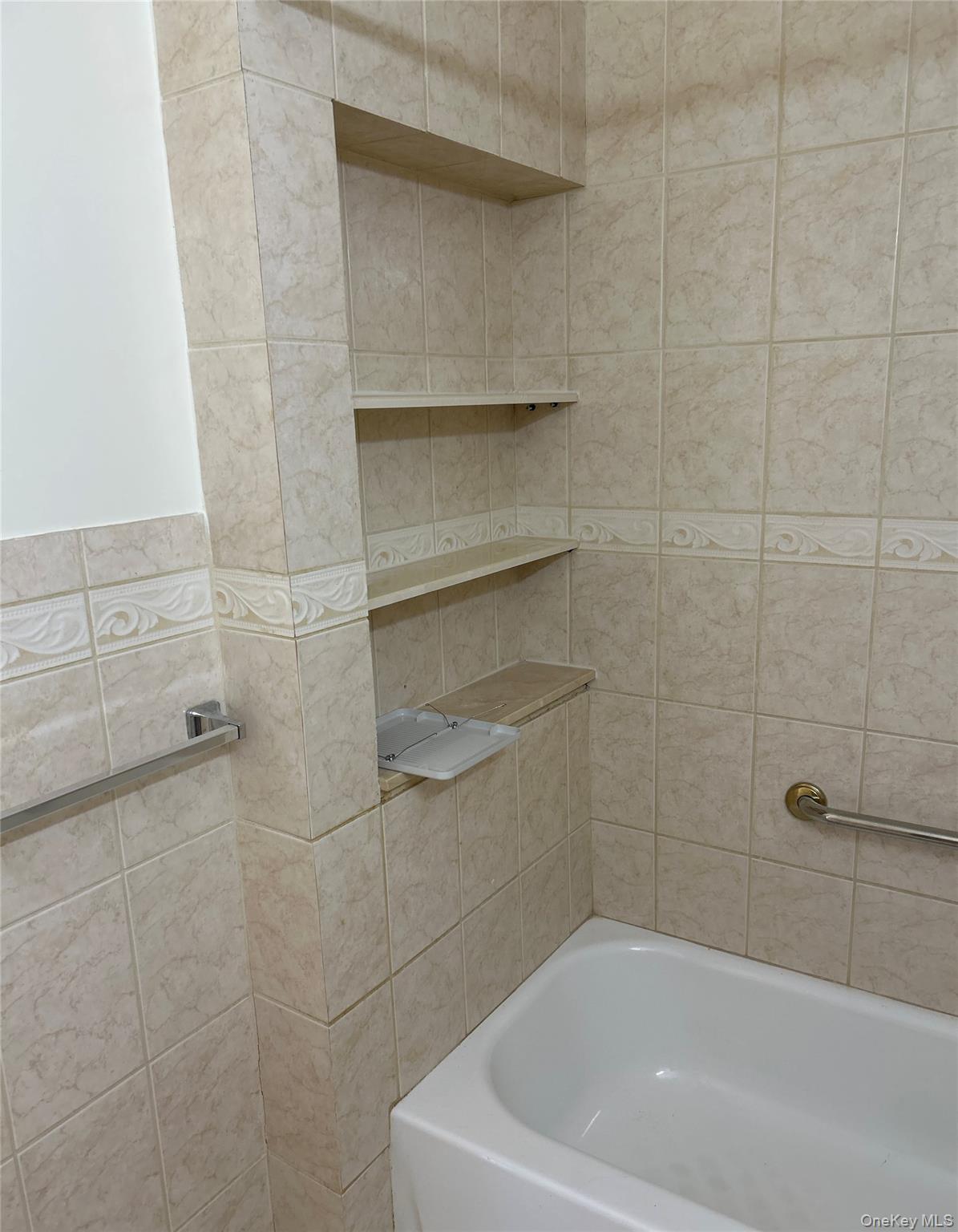 914 E 211th Street Property Photo 19