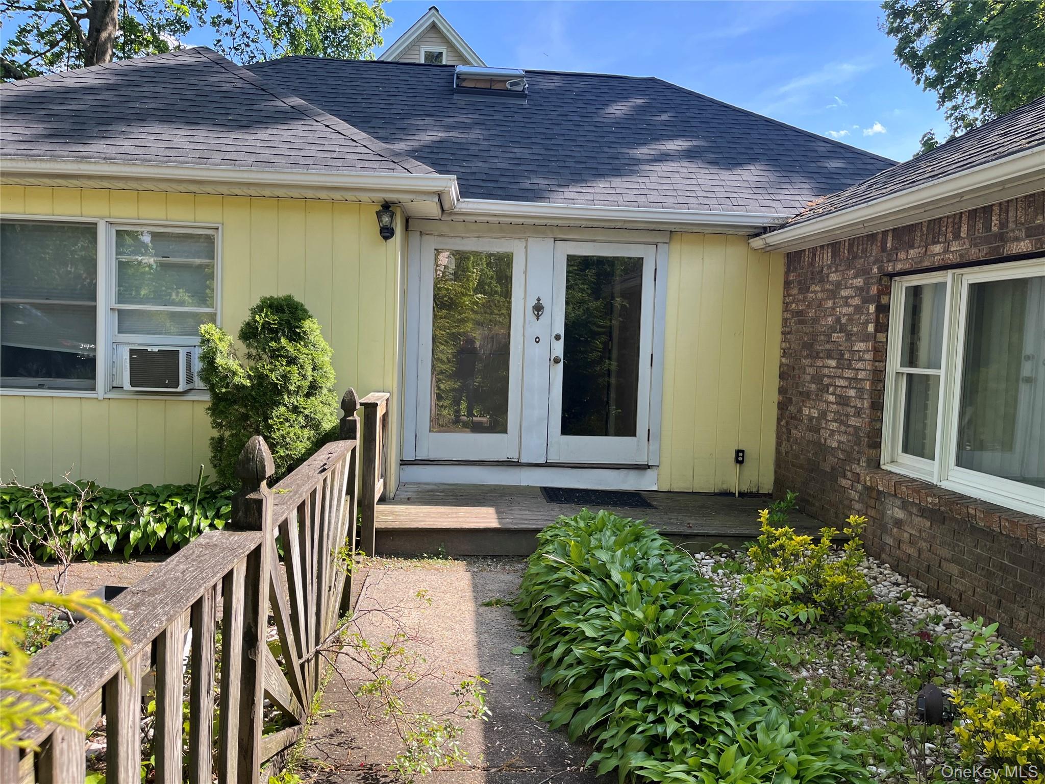 45 S Middletown Road Property Photo 1