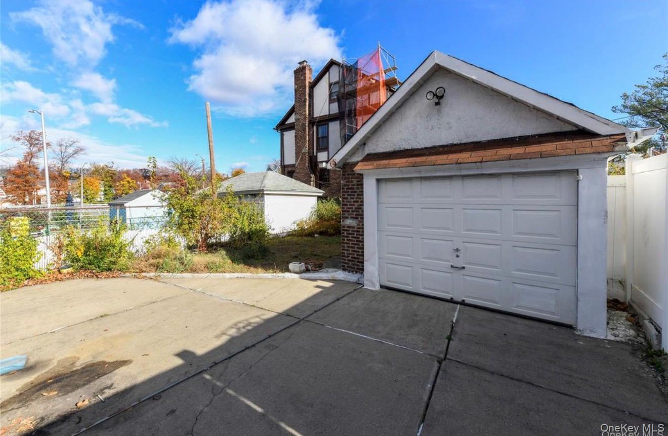 8259 172nd Street Property Photo 3