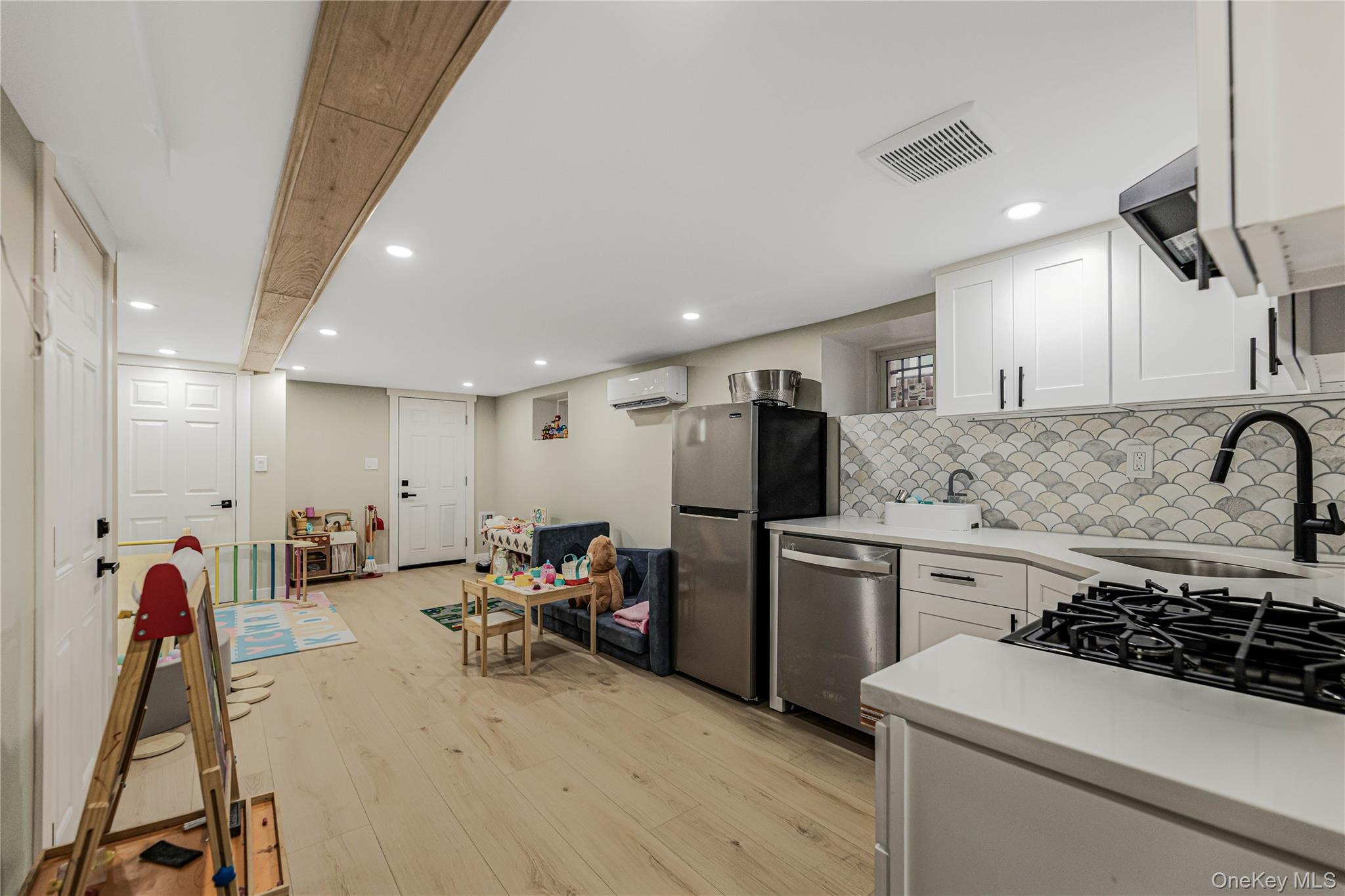 2881 Roberts Avenue Property Photo 4