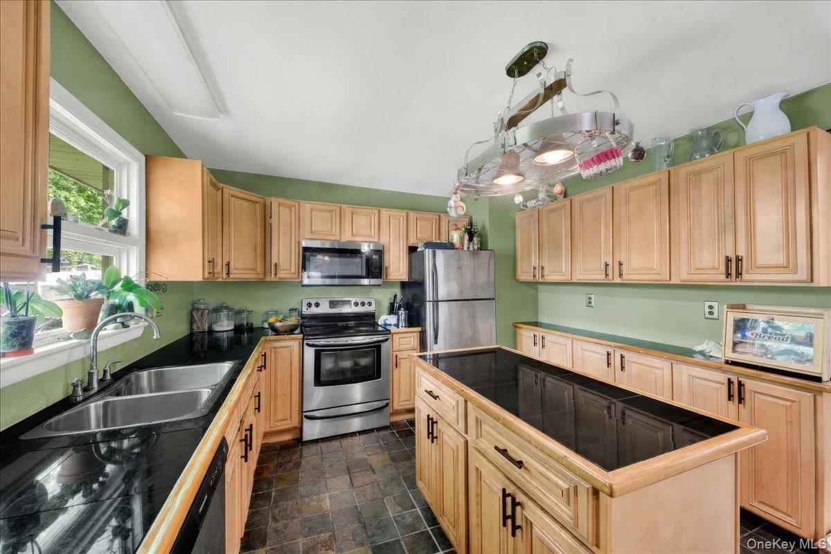 12 Elizabeth Lane Property Photo 5