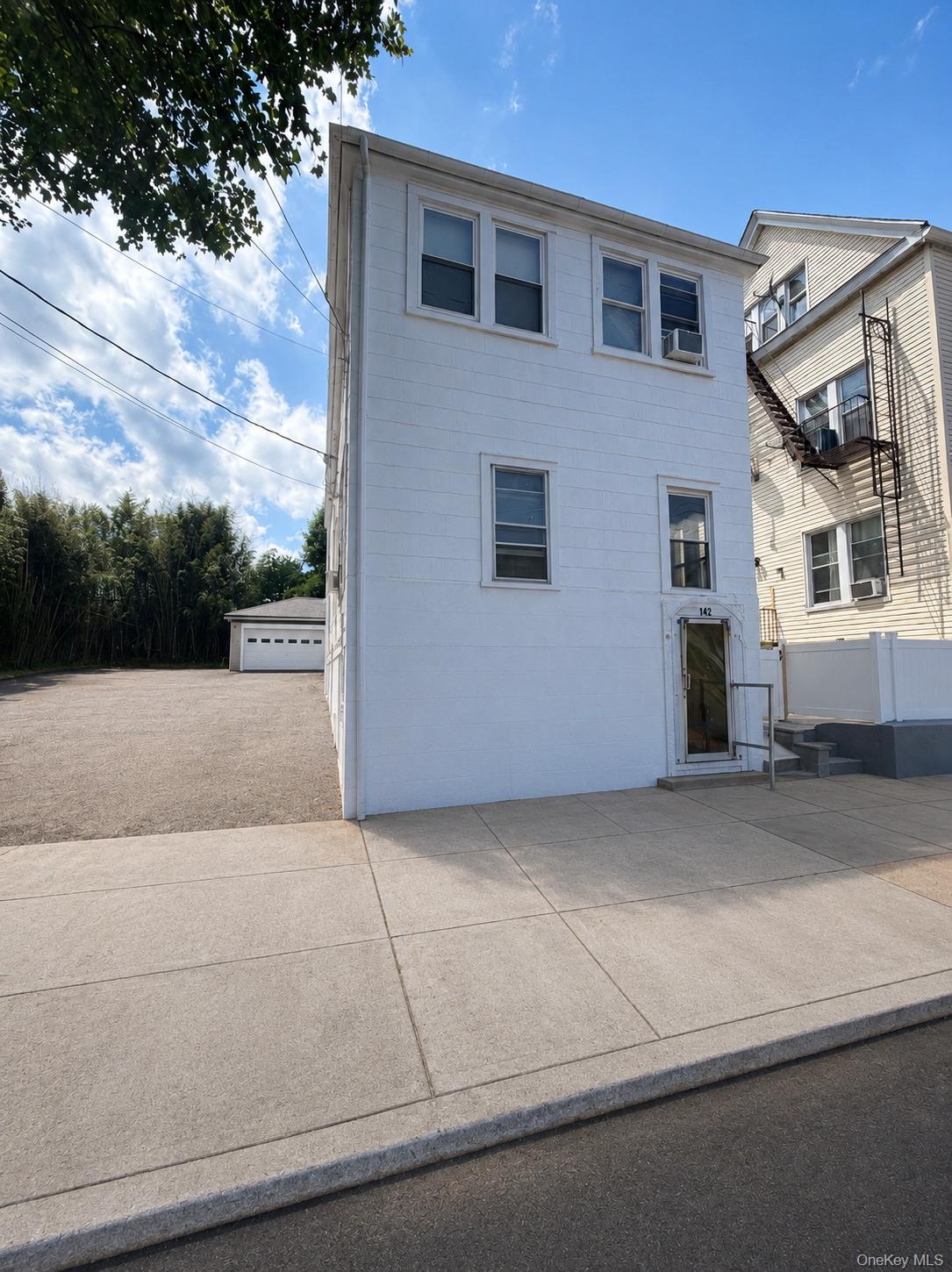142 N 6th Avenue Property Photo 1