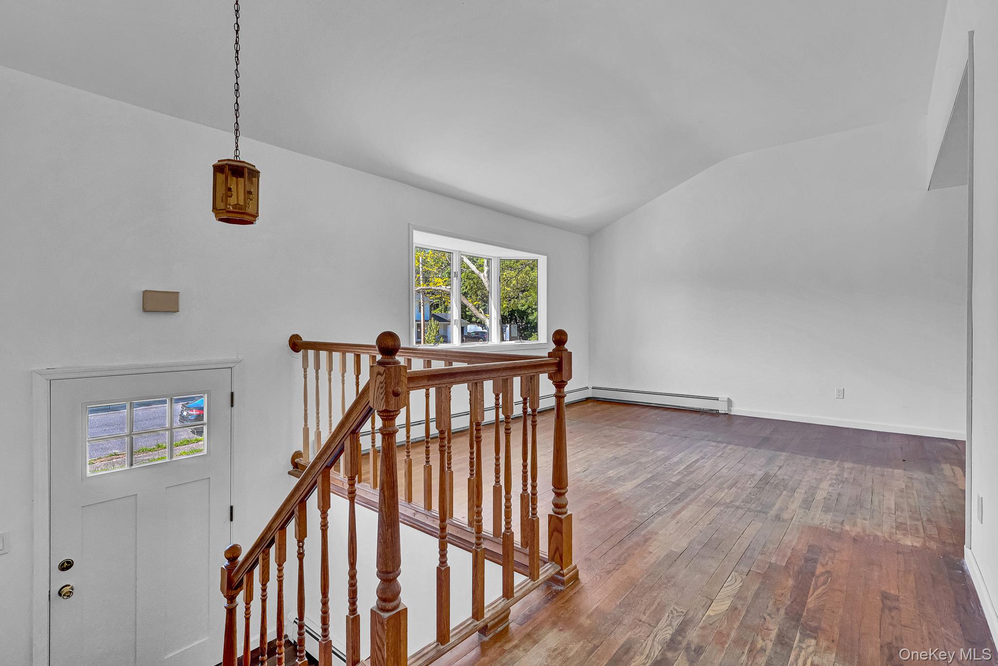 335 Babylon Street Property Photo 4