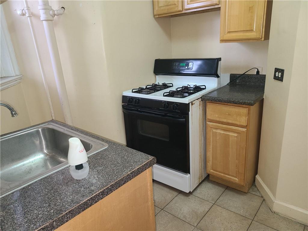 208 Centre Avenue 4b Property Photo 3