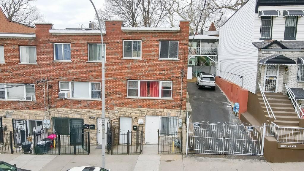 1313B Clay Avenue Property Photo 1