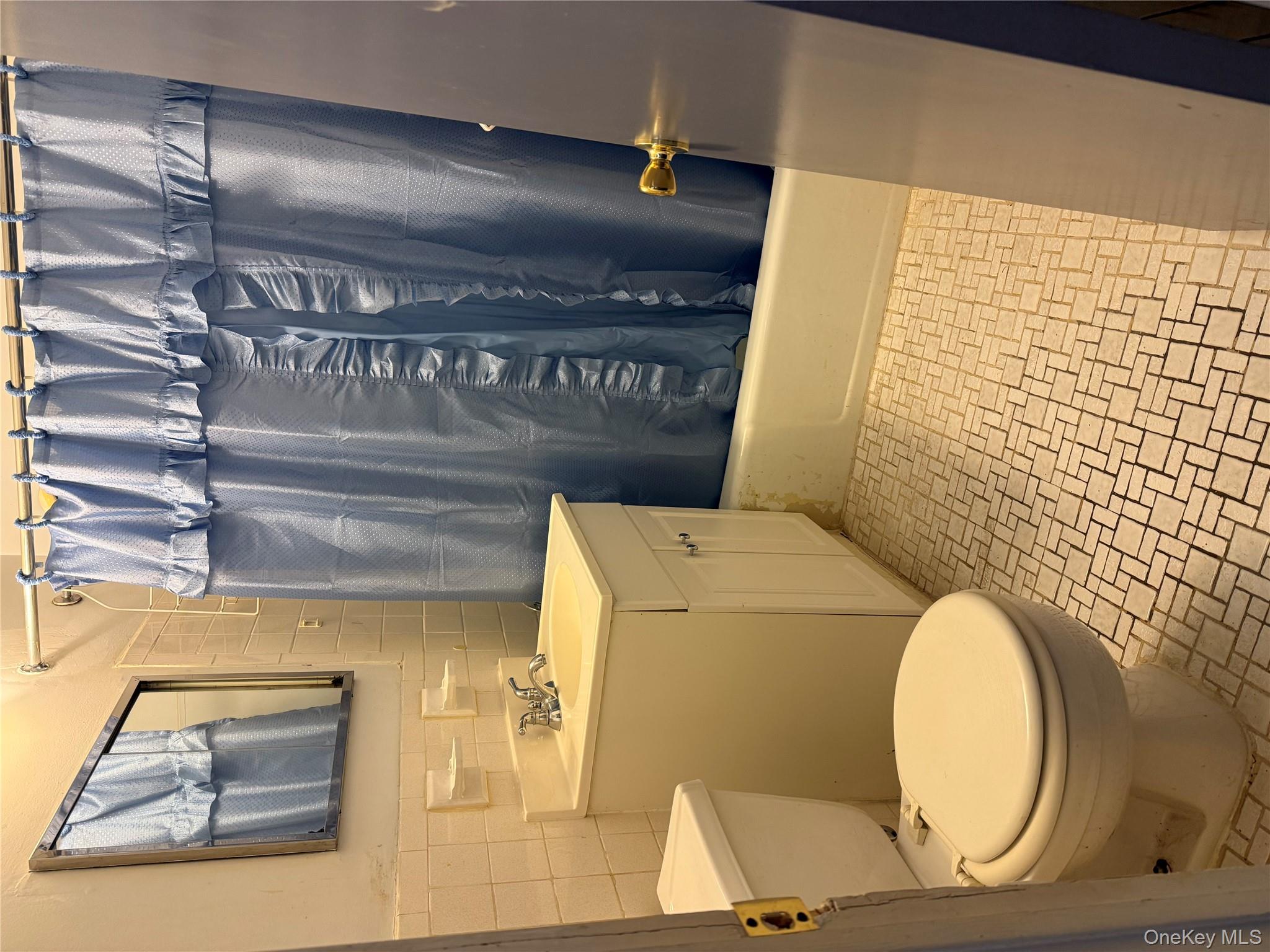377 N Broadway 201 Property Photo 2
