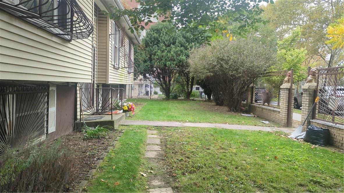 1574 Crotona Park Property Photo 1