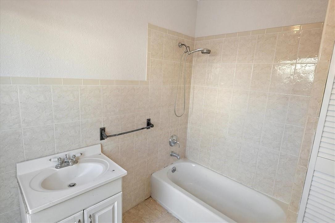 109 S 12th Avenue Property Photo 8