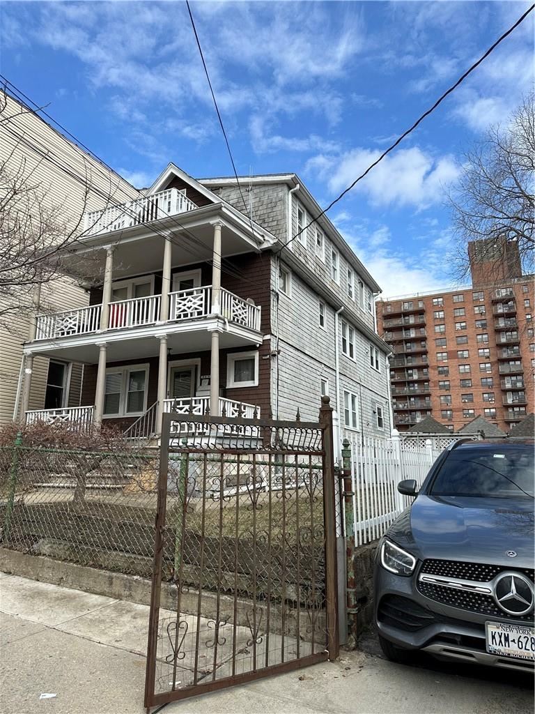 849 E 232nd Street Property Photo 1