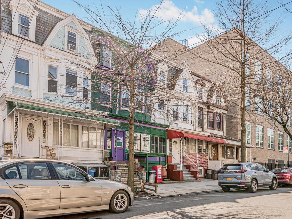 3270 Hull Avenue Property Photo 1