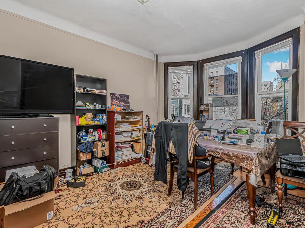 3270 Hull Avenue Property Photo 6