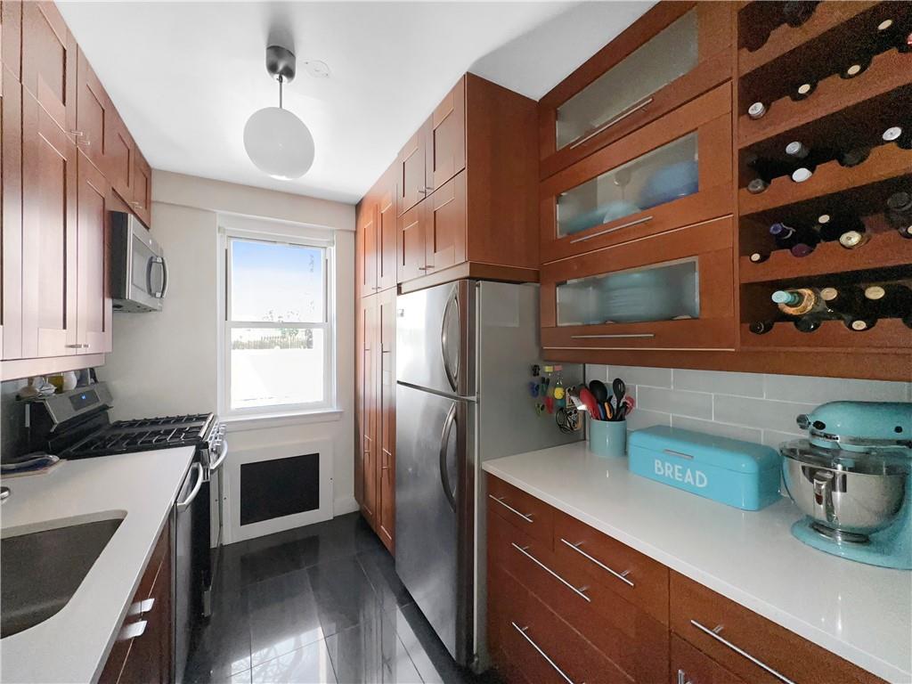 3725 Henry Hudson Parkway 2fg Property Photo 6
