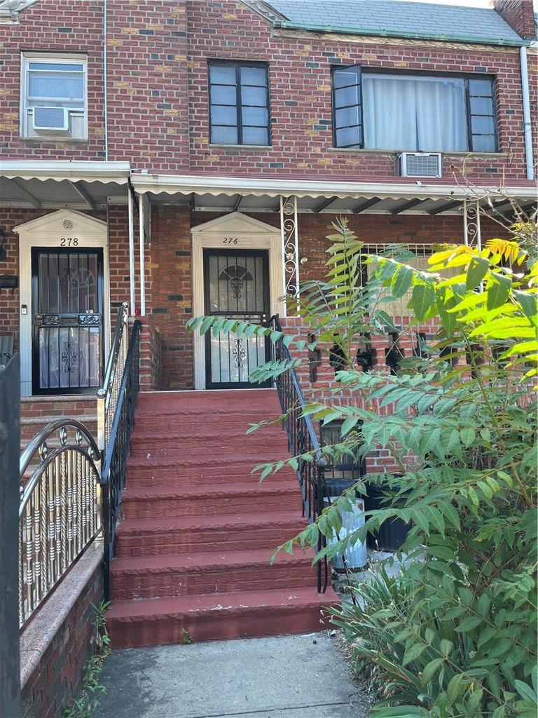 276 E 55th Street Property Photo 2