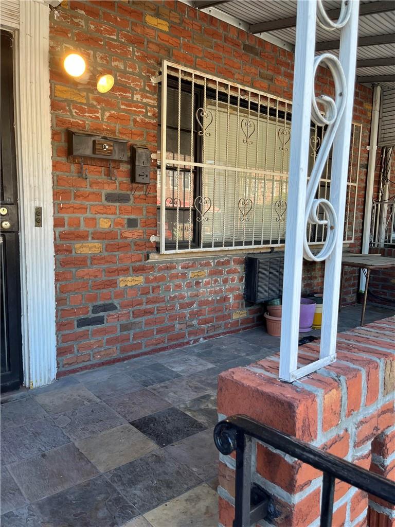 276 E 55th Street Property Photo 3