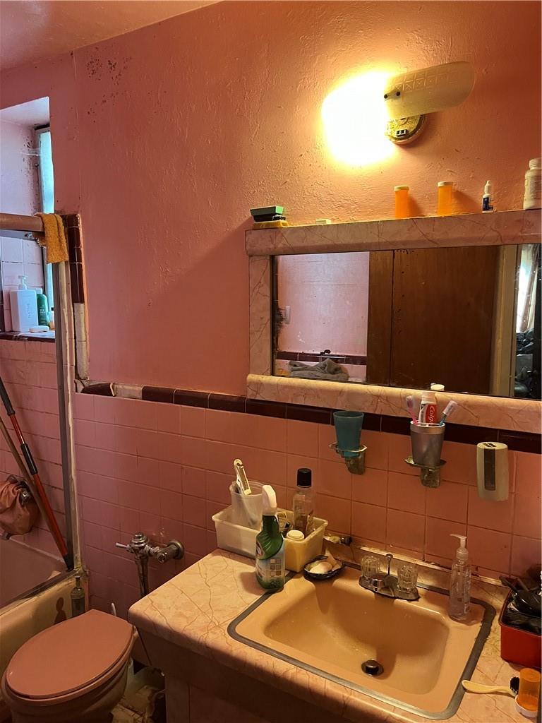 276 E 55th Street Property Photo 7