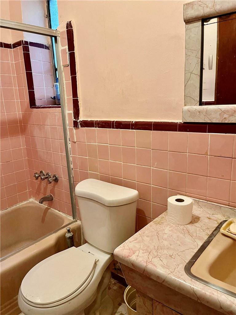 276 E 55th Street Property Photo 8
