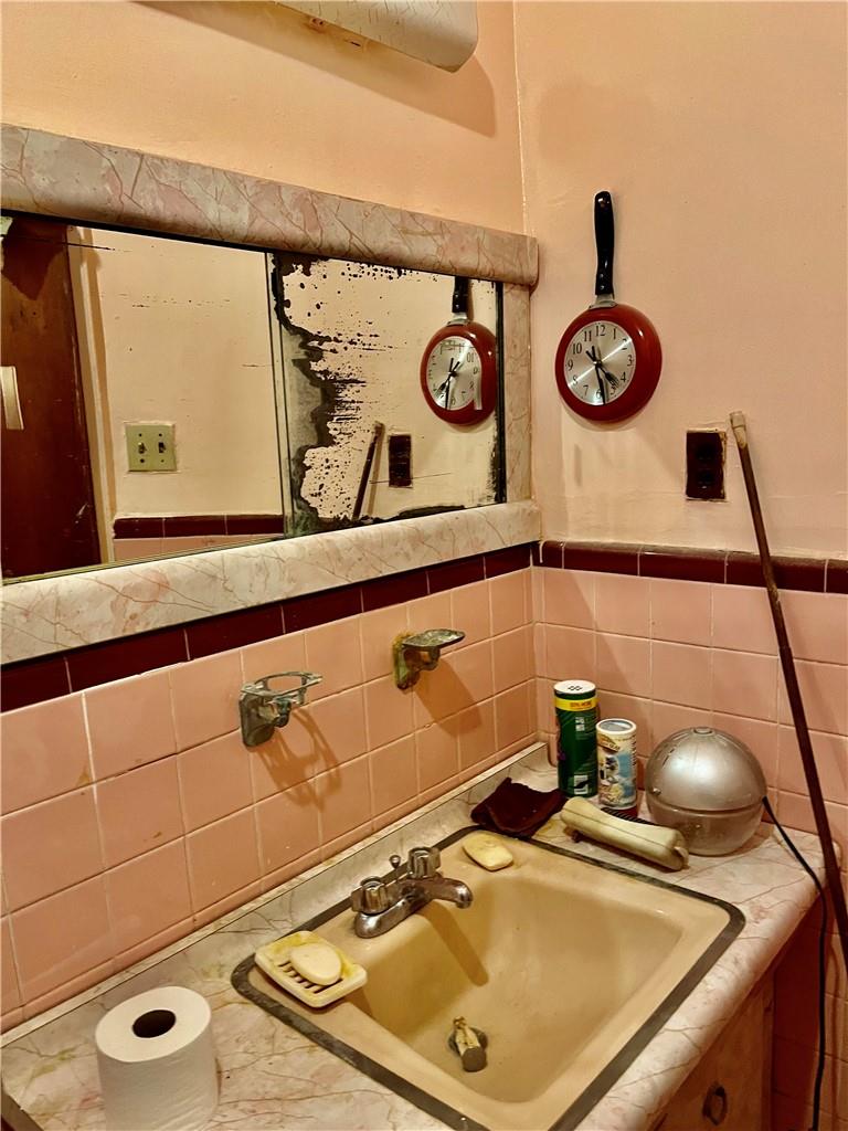 276 E 55th Street Property Photo 9
