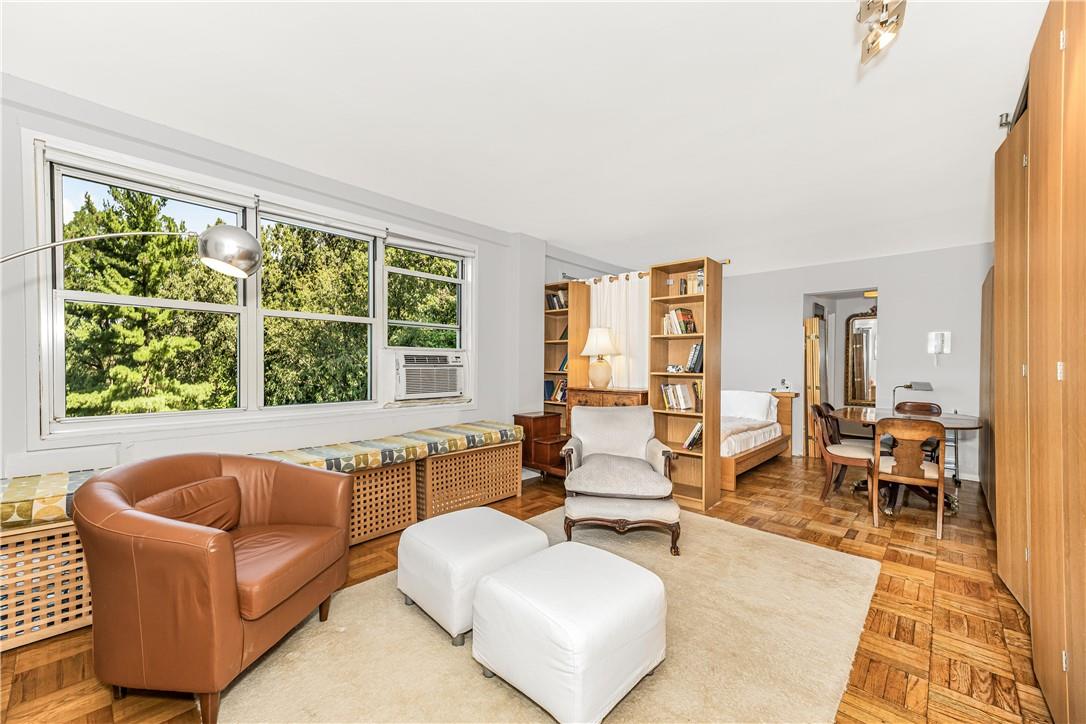 3935 Blackstone Avenue 4k Property Photo 1