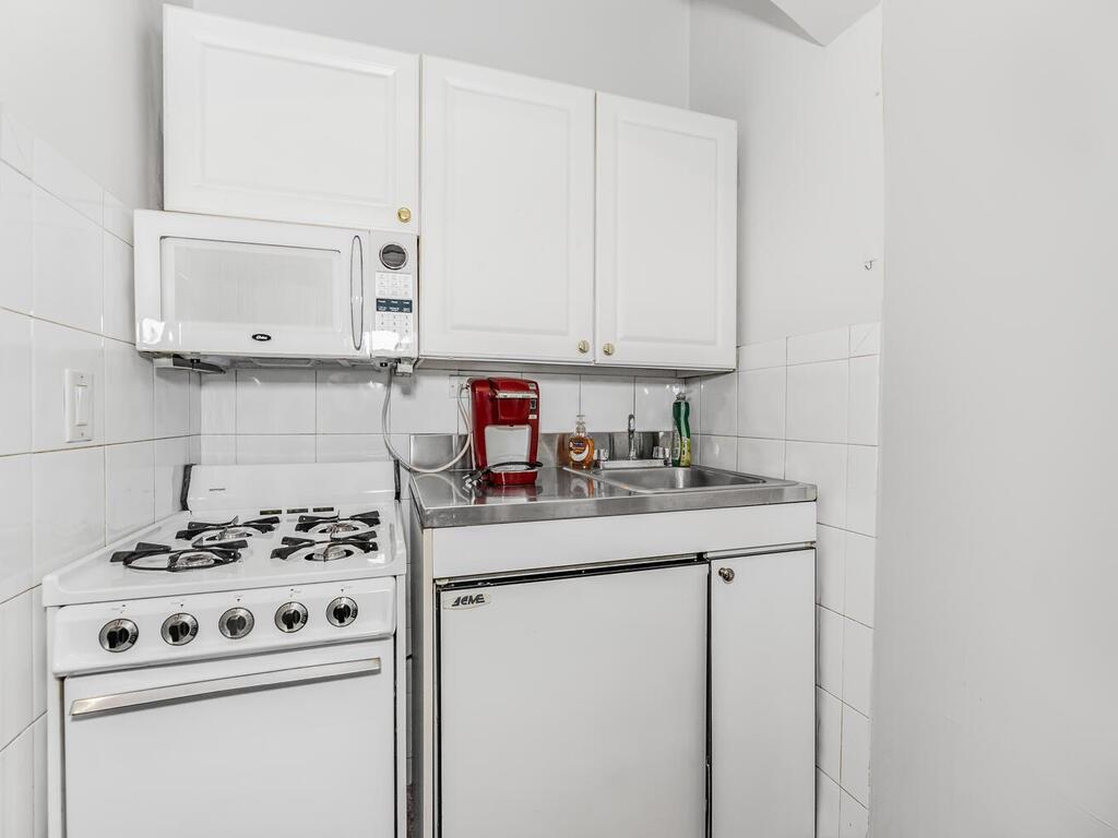 113 E 39th Street Property Photo 13