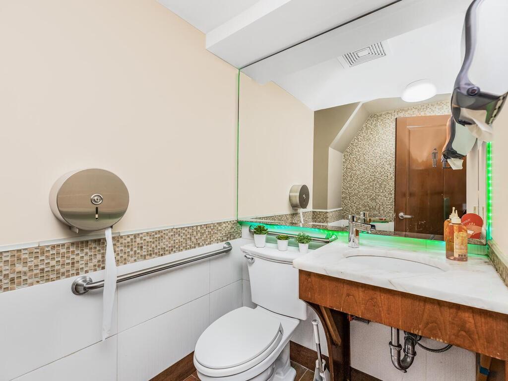 113 E 39th Street Property Photo 14