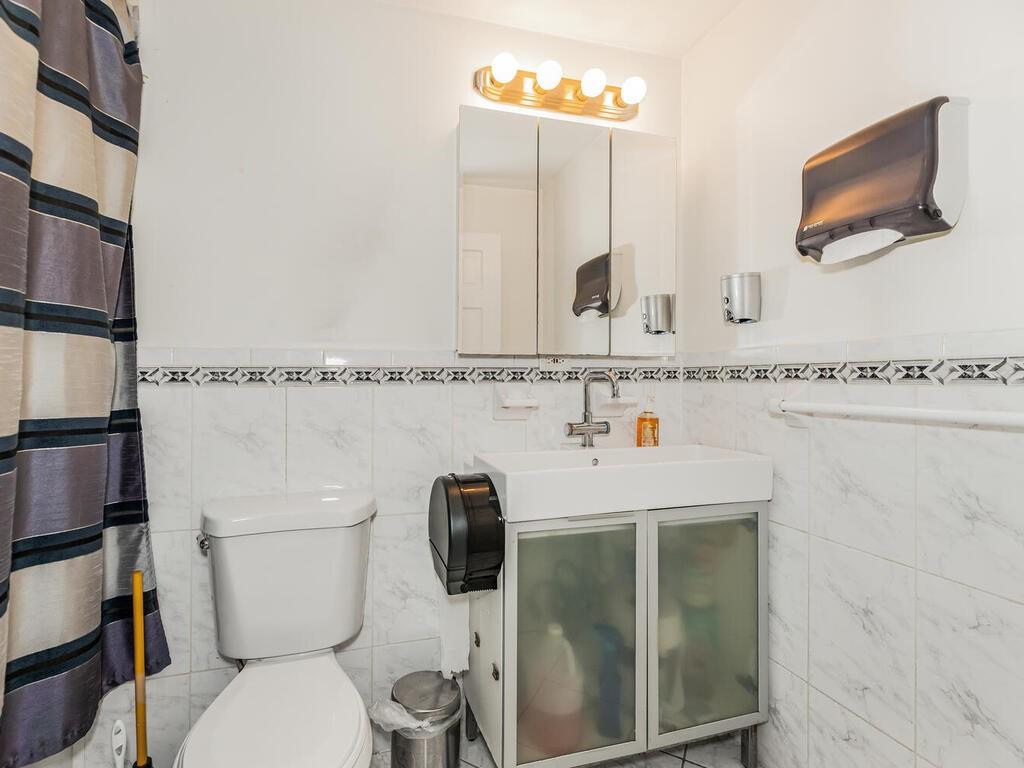 113 E 39th Street Property Photo 16