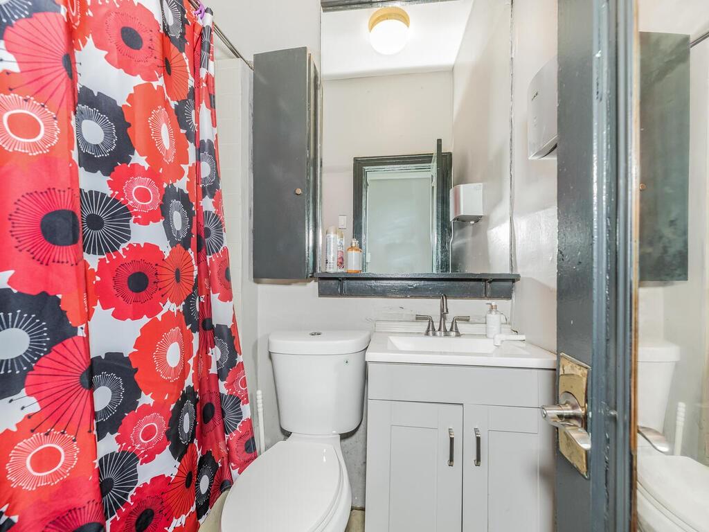 113 E 39th Street Property Photo 17