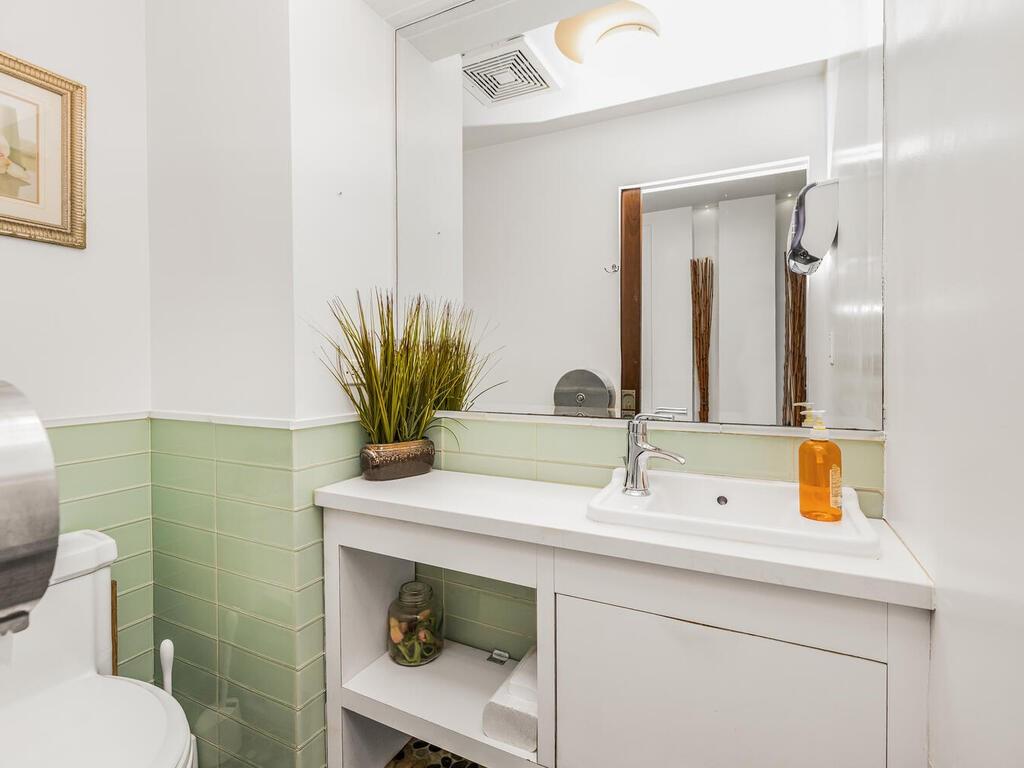 115 E 39th Street Property Photo 4