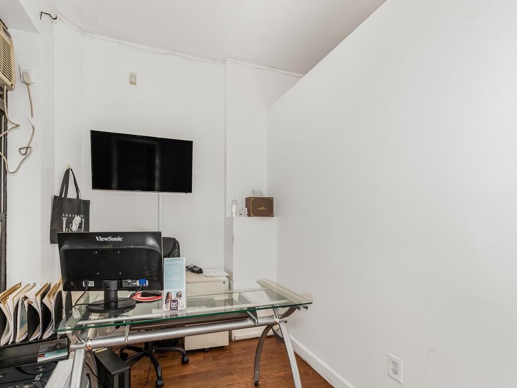 115 E 39th Street Property Photo 13