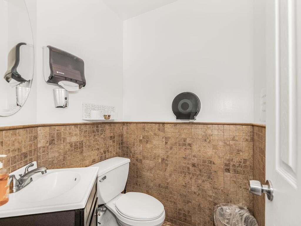 115 E 39th Street Property Photo 14