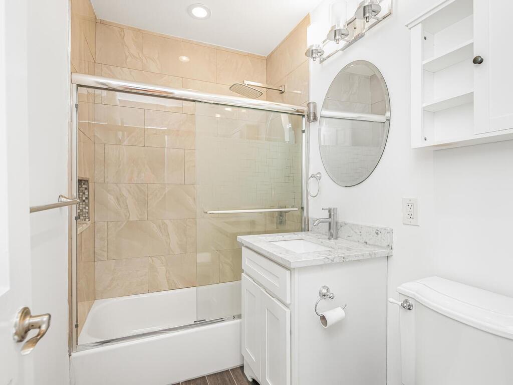 377 N Broadway 209 Property Photo 9