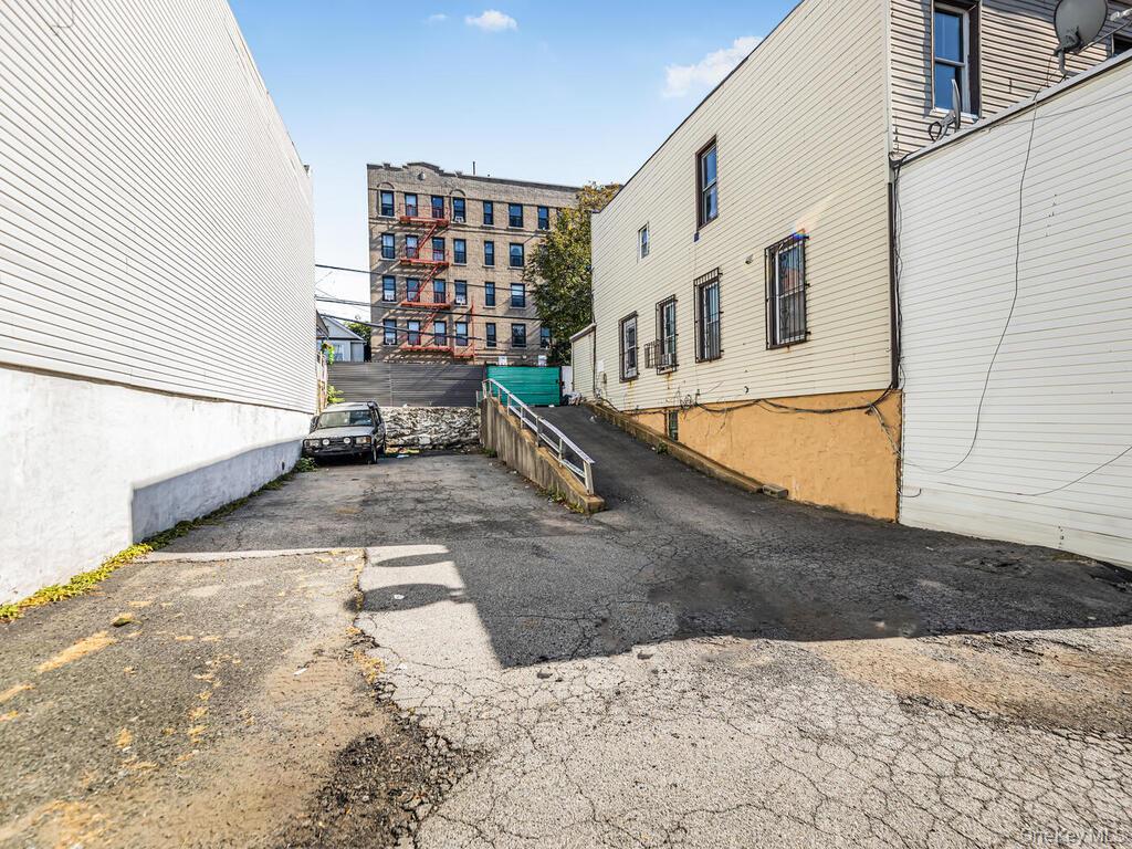 1151 Saint Lawrence Avenue Property Photo 18