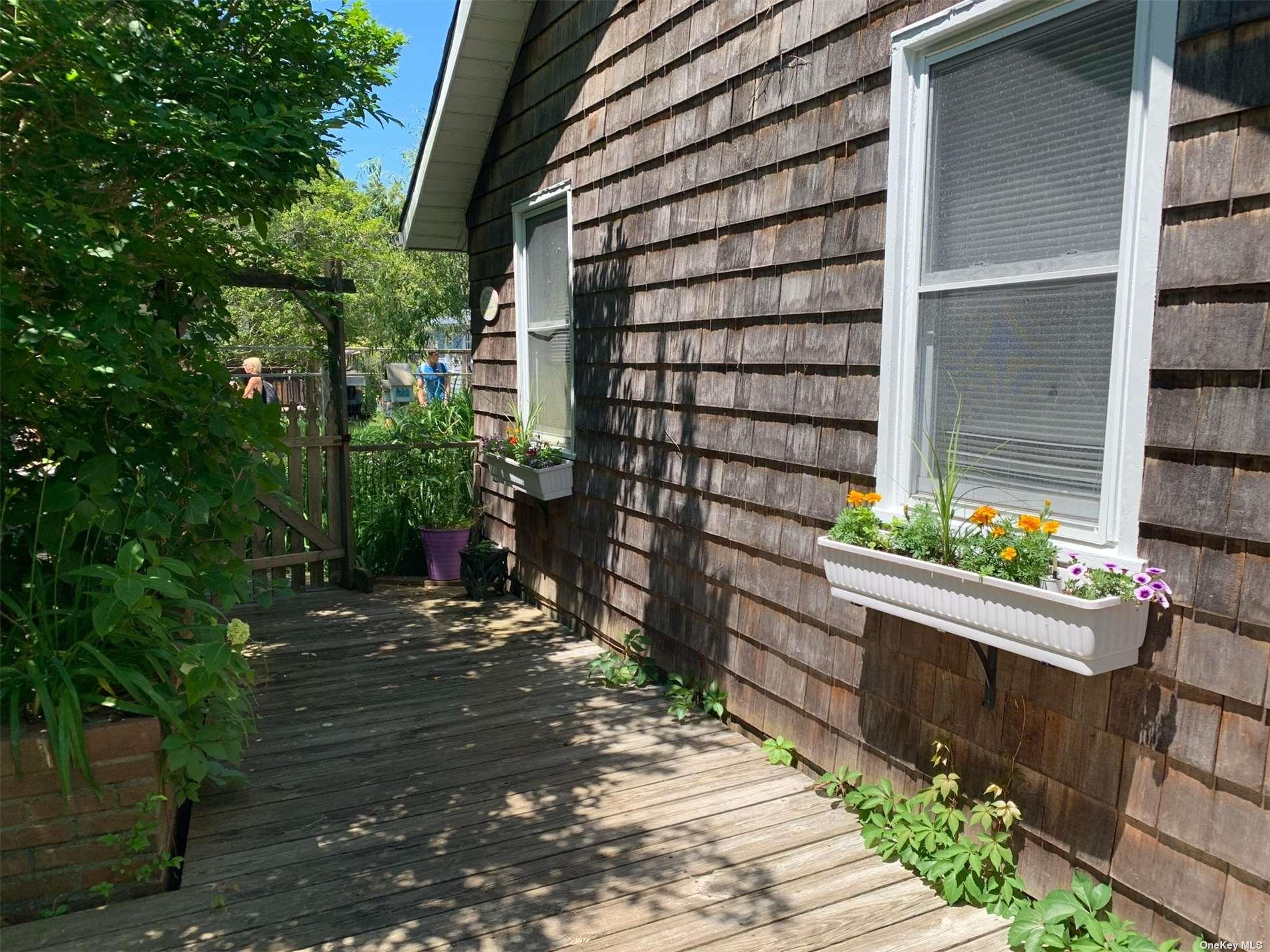 120 Bungalow Walk Property Photo 4