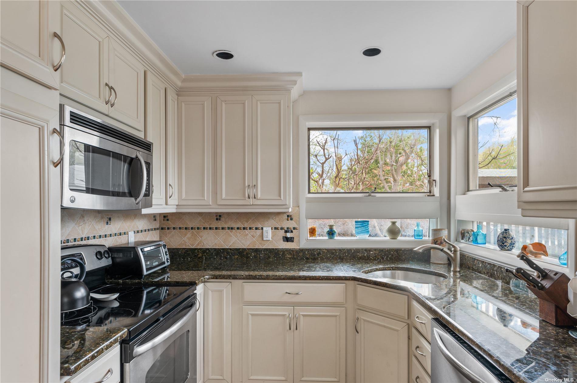 581 Bayberry Walk Property Photo 3