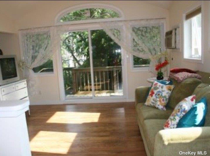201 Cottage Walk Property Photo 6