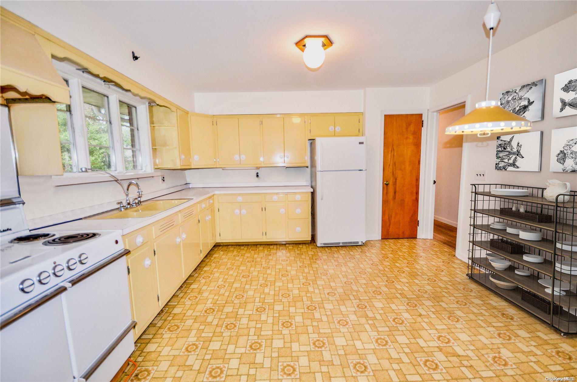 937 Walt Whitman Road Property Photo 4