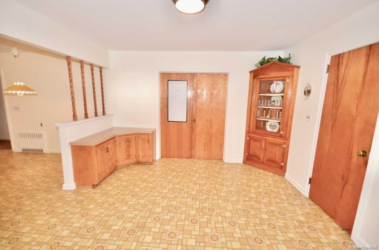 937 Walt Whitman Road Property Photo 6