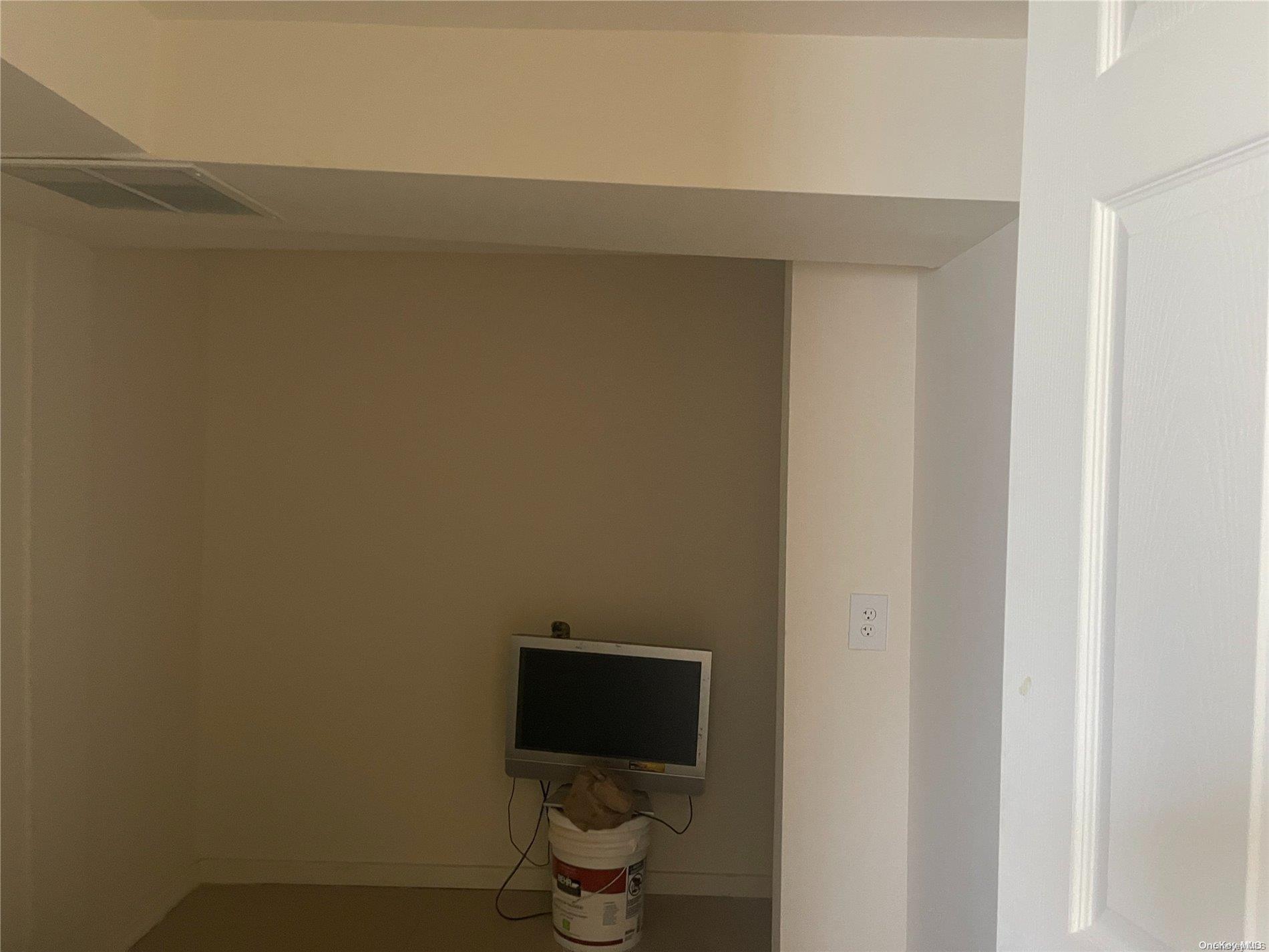 21 E Walnut Street Property Photo 17