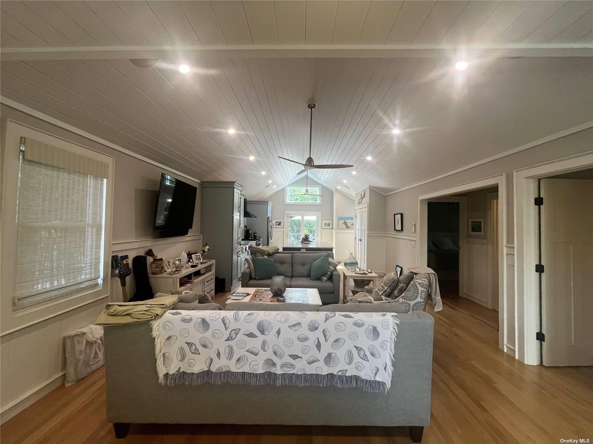 985 Surfview Walk Property Photo 3