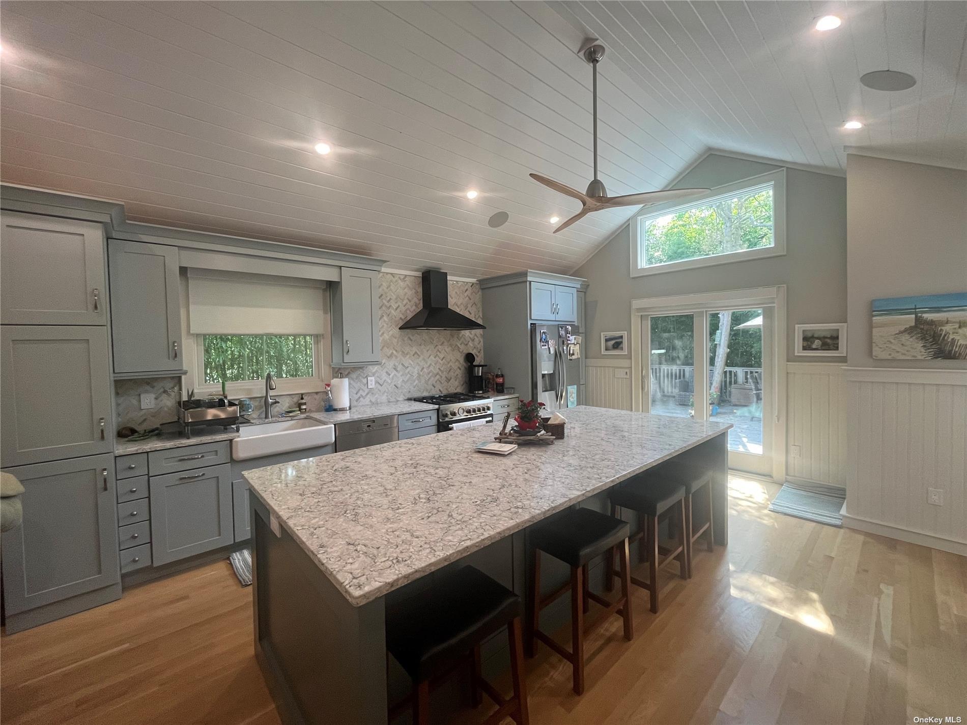 985 Surfview Walk Property Photo 4