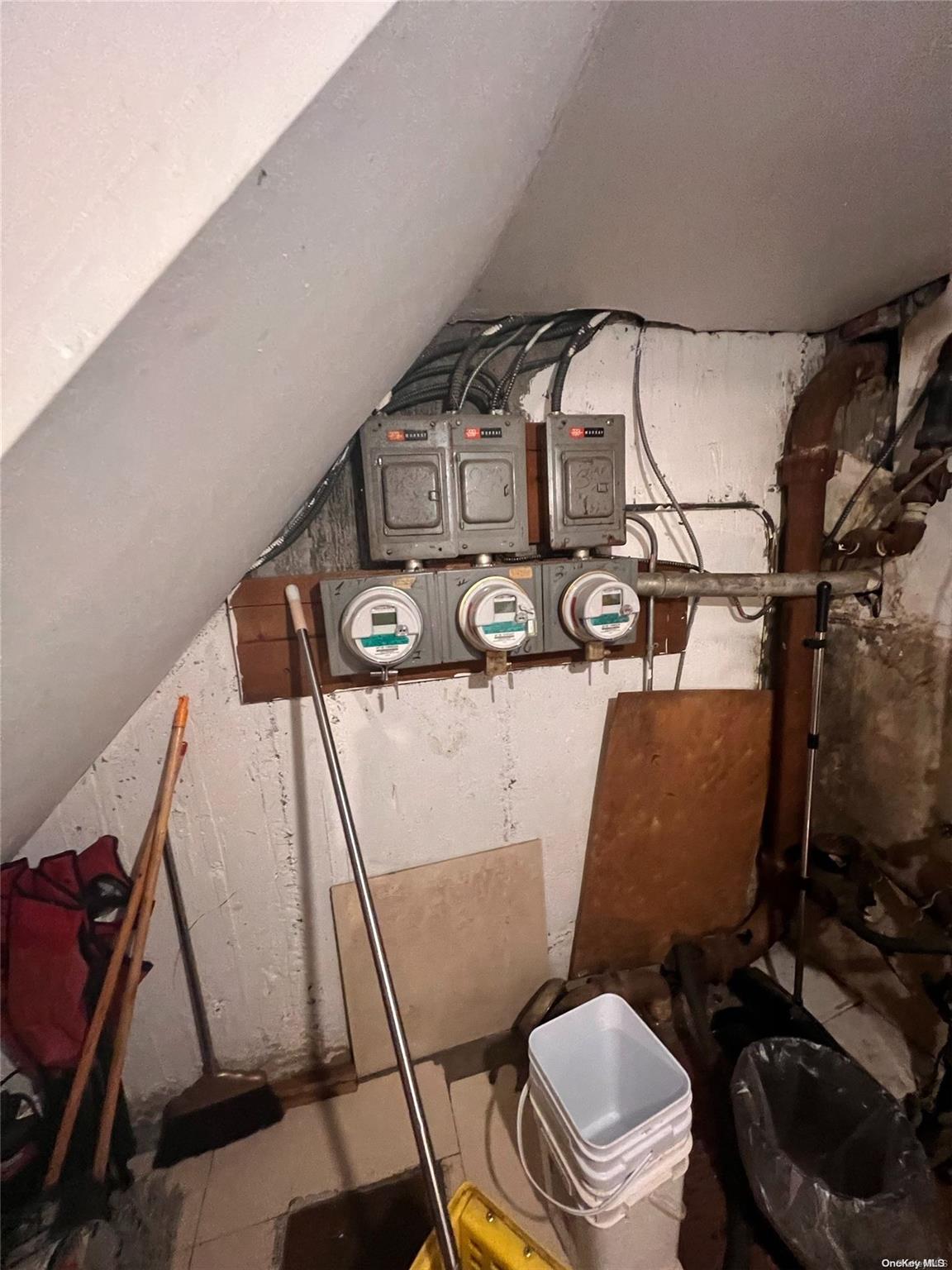 59-20 Xenia Street Property Photo 14