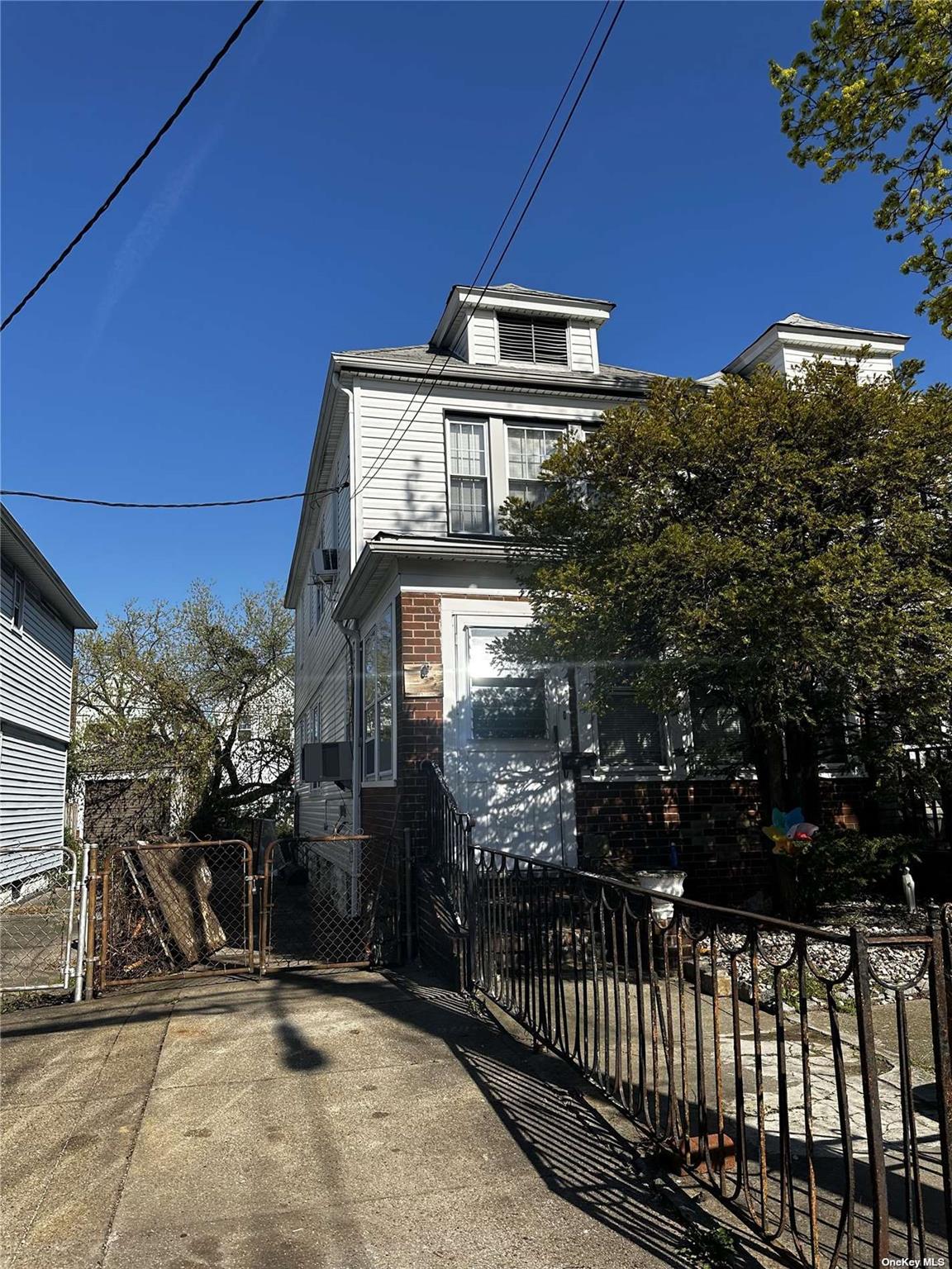 1561 E 53rd Street Property Photo 2