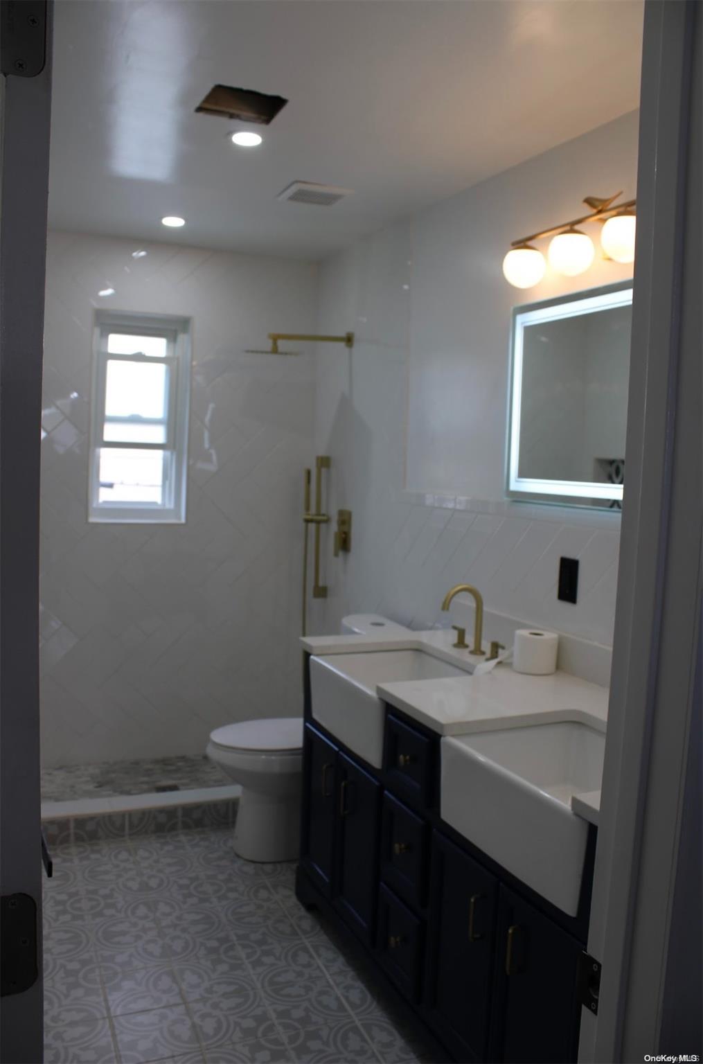 184-15 Henderson Avenue Property Photo 3
