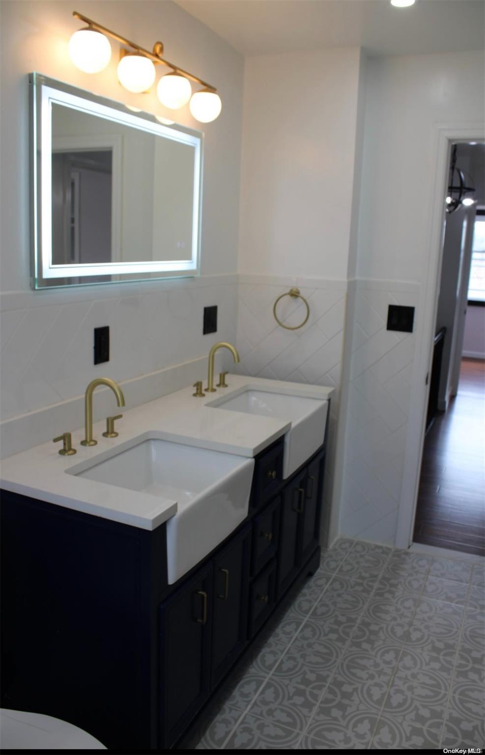 184-15 Henderson Avenue Property Photo 4