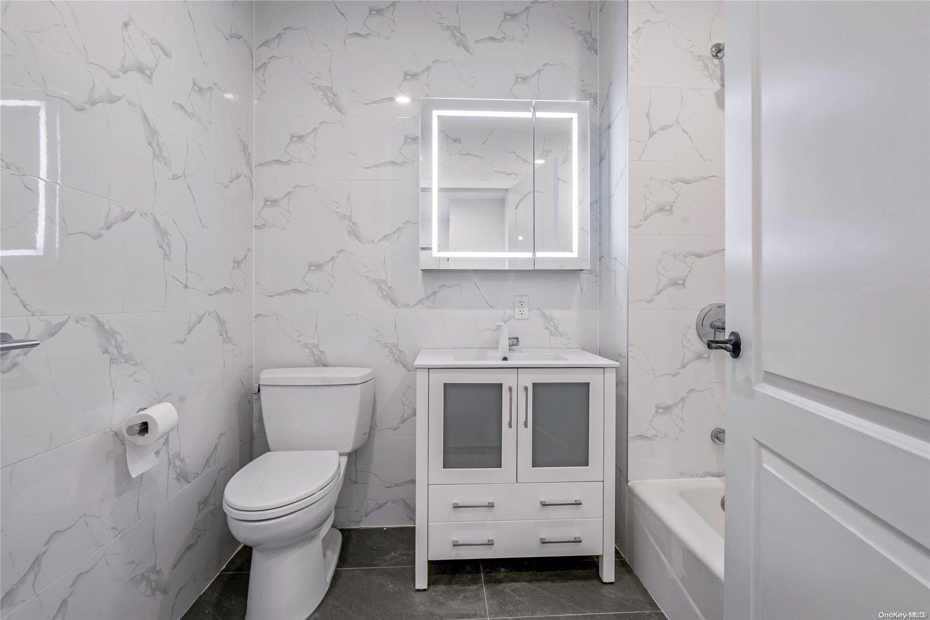 52-16 Roosevelt Avenue 2a Property Photo 3