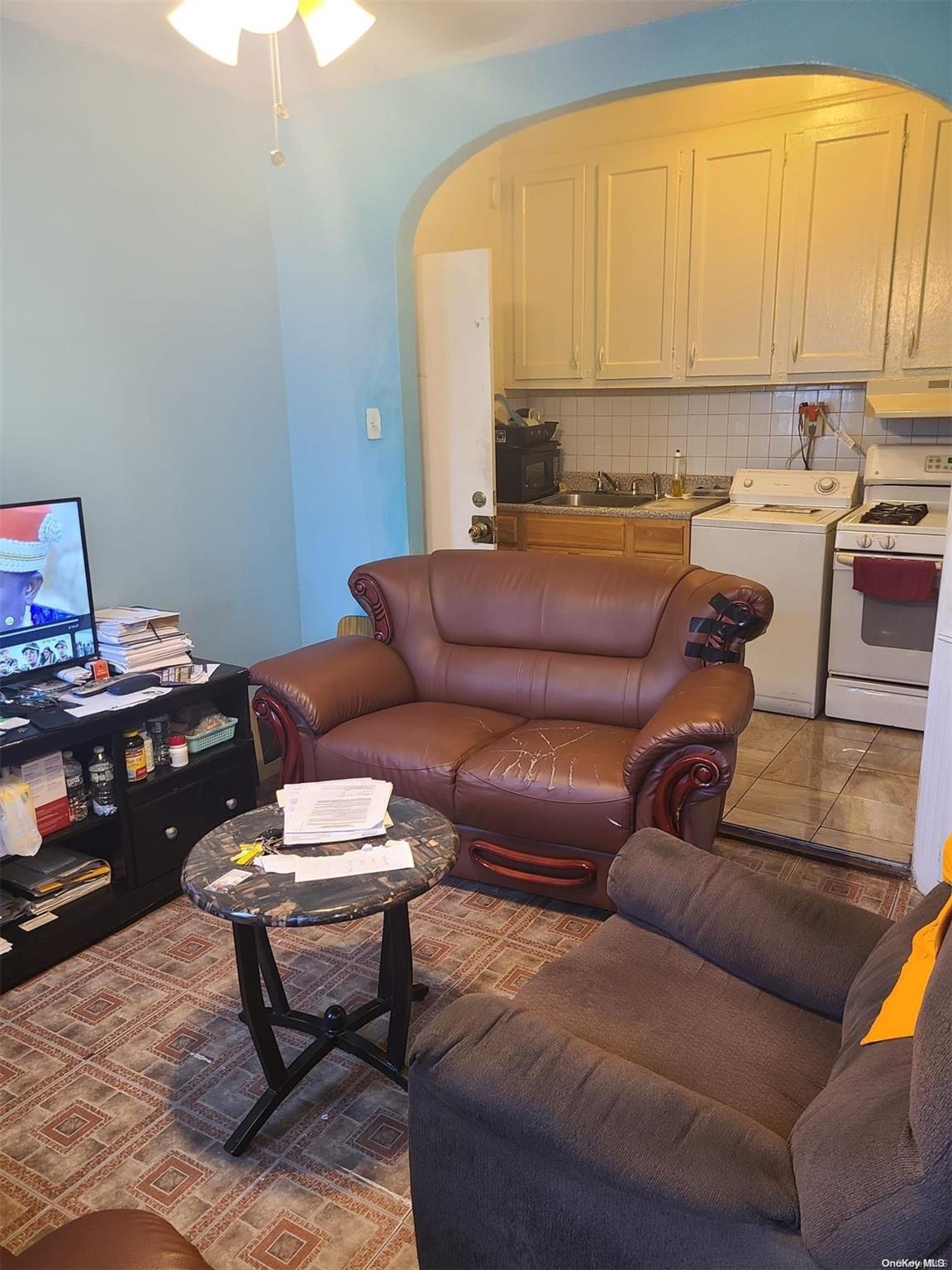 385 Amboy Street Property Photo 3
