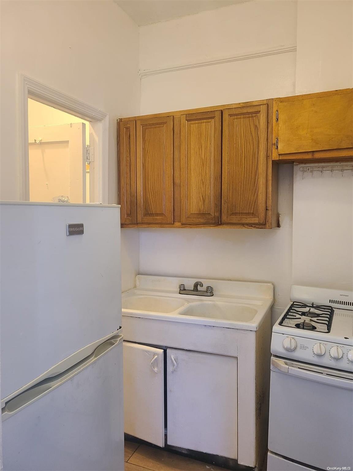 385 Amboy Street Property Photo 5