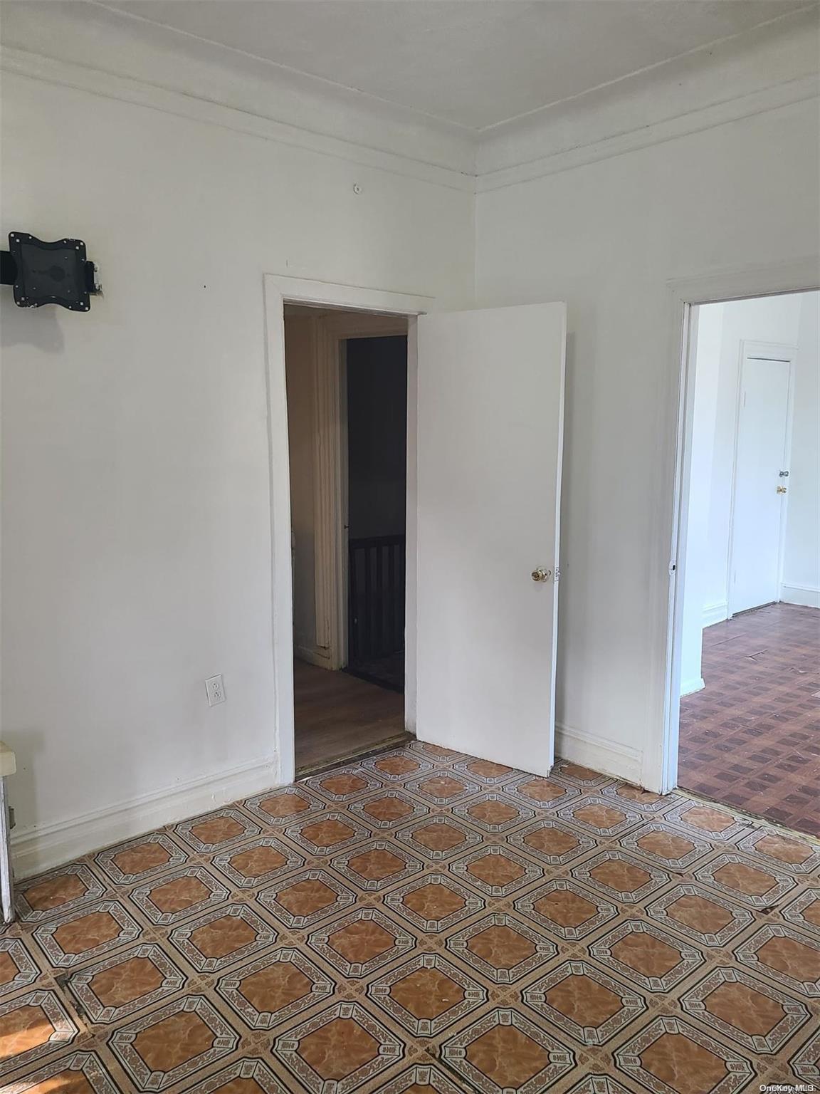 385 Amboy Street Property Photo 6
