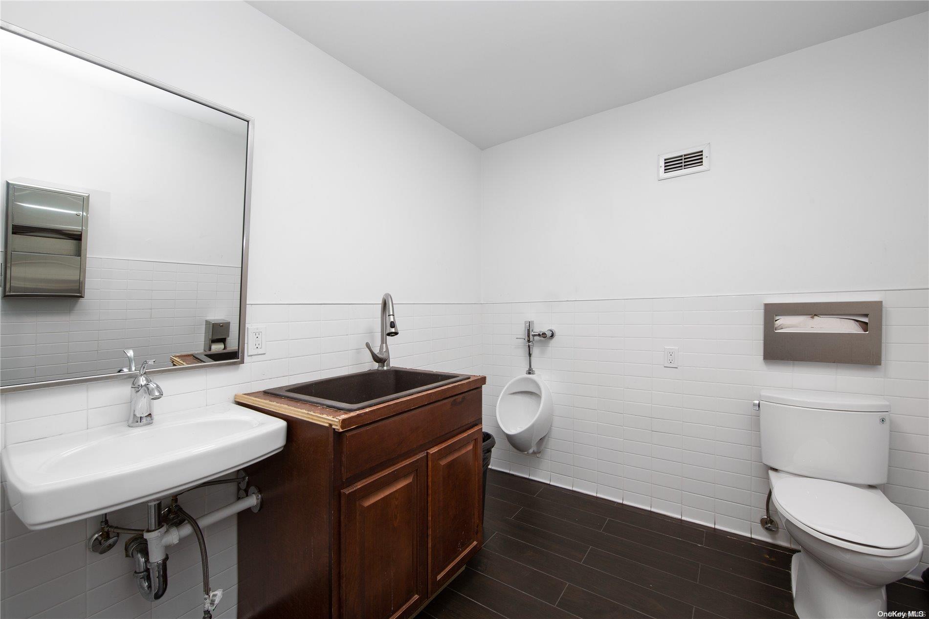 11-17 43rd Avenue Property Photo 20