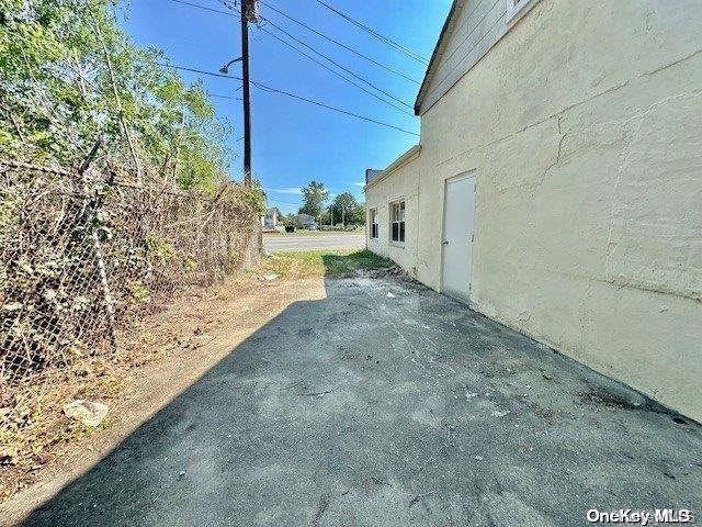 718-724 N Wellwood Avenue Property Photo 9