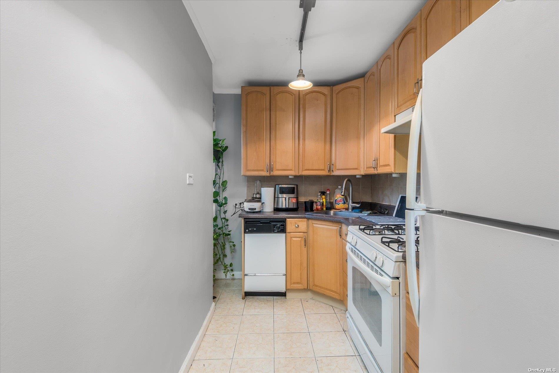 34-20 78th Street 2j Property Photo 1